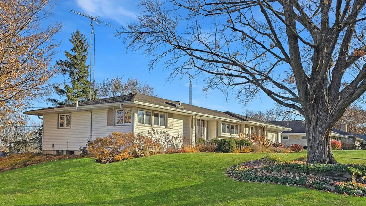 323 Ridge ROAD, Lake Geneva, WI 53147 - Image #1