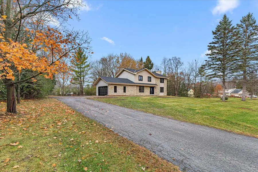 11747 N Vega AVENUE, Mequon, WI 53097 - Image #2