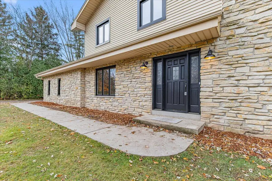 11747 N Vega AVENUE, Mequon, WI 53097 - Image #3