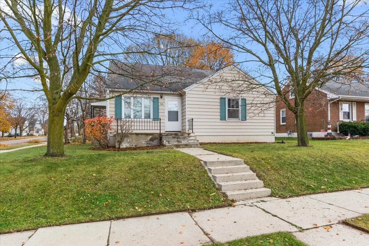 305 S Silverbrook DRIVE, West Bend, WI 53095 - Image #1