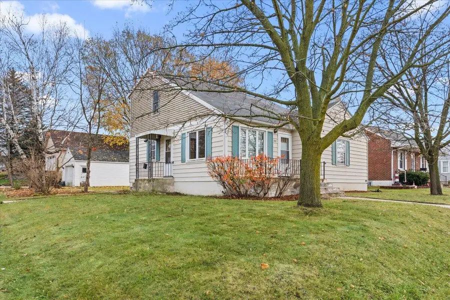 305 S Silverbrook DRIVE, West Bend, WI 53095 - Image #2