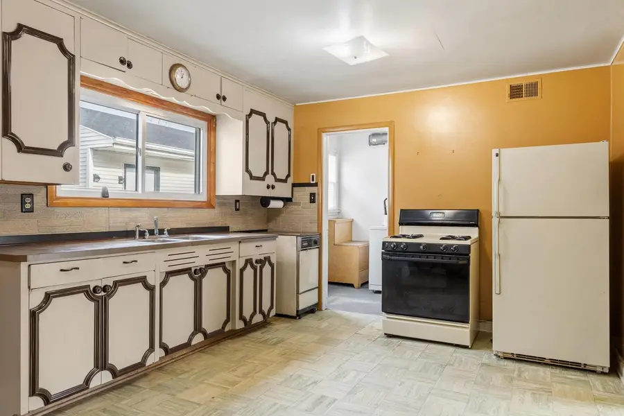 1330 Mayflower AVENUE, Sheboygan, WI 53083 - Image #2