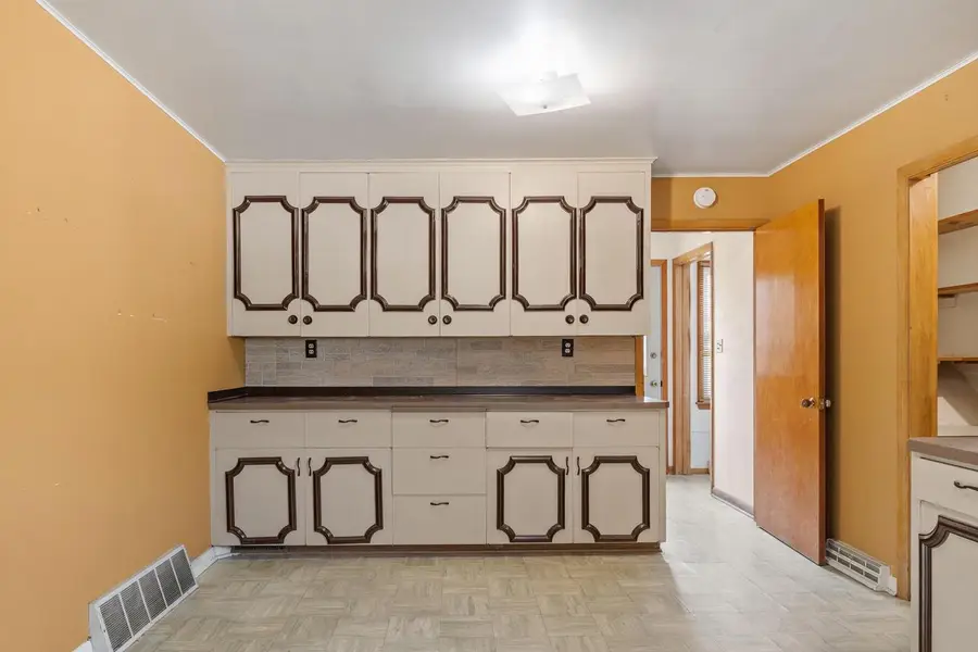 1330 Mayflower AVENUE, Sheboygan, WI 53083 - Image #3