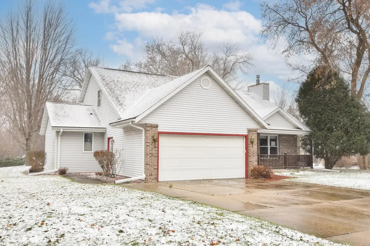 902 Martin DRIVE, Fredonia, WI 53021 - Image #1