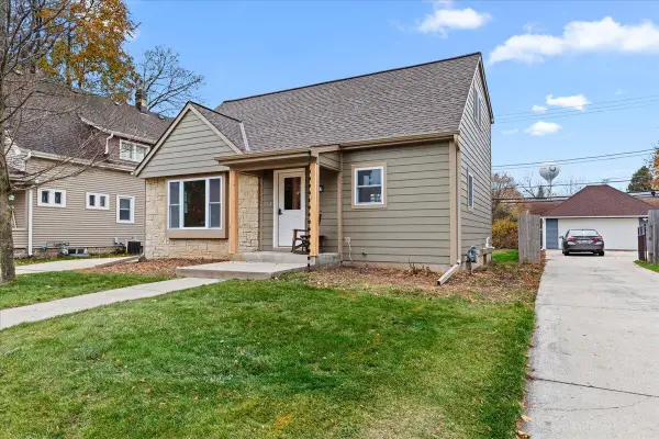 1021 13th AVENUE, Grafton, WI 53024