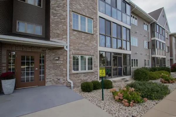 245 Oconomowoc PARKWAY, Oconomowoc, WI 53066