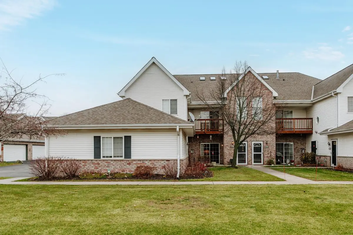 4720 S Hunter LANE, New Berlin, WI 53151 - Image #1