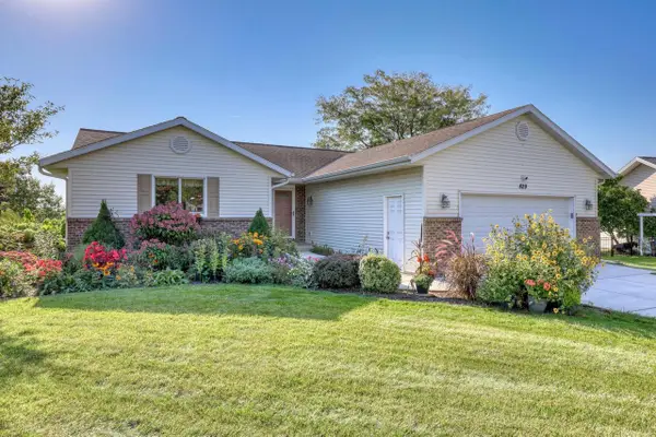829 Royal DRIVE, West Bend, WI 53090