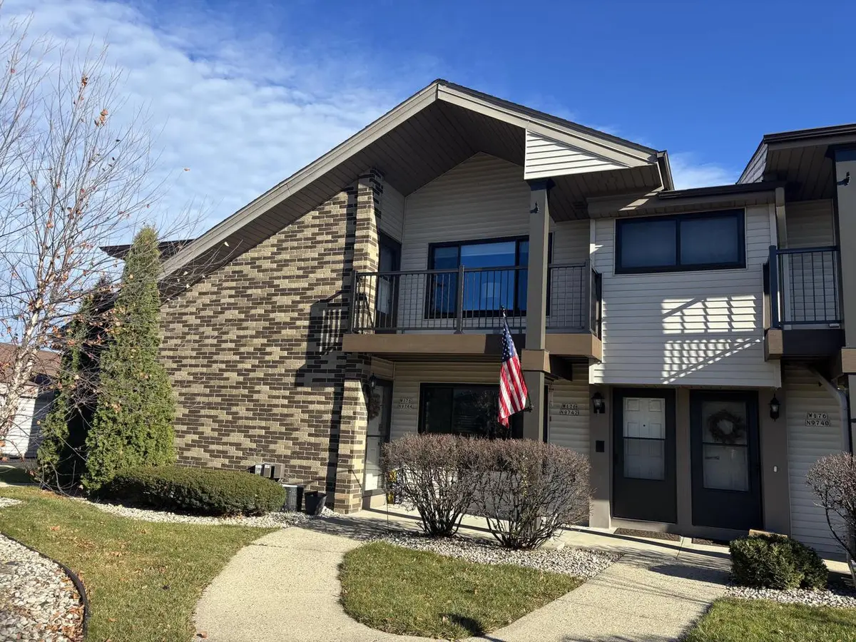 W176N9746 Riversbend CIRCLE #E, Germantown, WI 53022 - Image #1