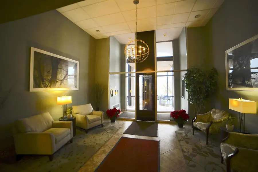 1919 N Summit AVENUE #10B, Milwaukee, WI 53202 - Image #2