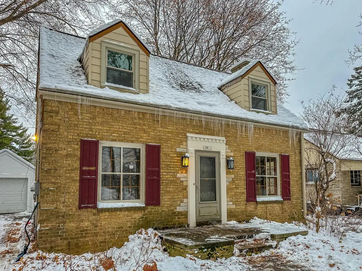 13613 W Prospect PLACE, New Berlin, WI 53151 - Image #1