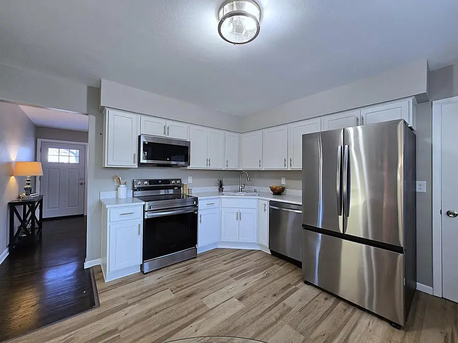 419 Peters DRIVE, Waukesha, WI 53188 - Image #2