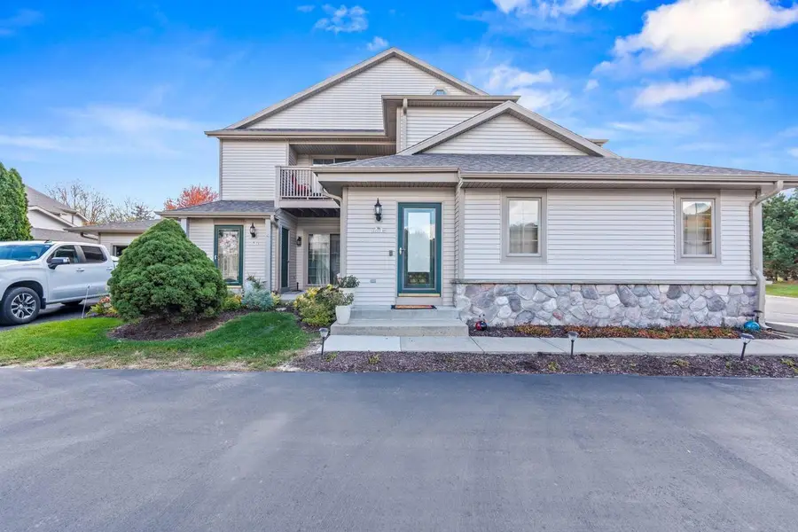 2215 Circle RIDGE #D, Delafield, WI 53018 - Image #2