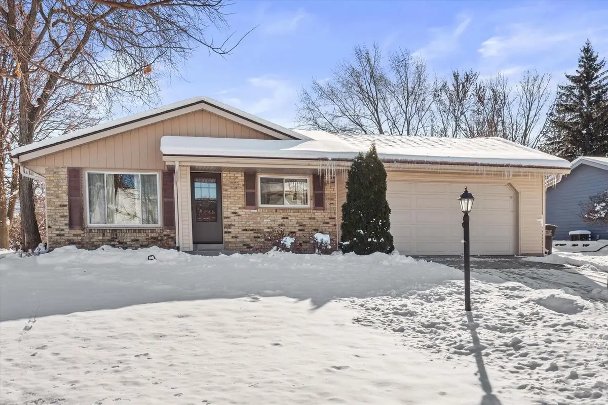 7743 W Plainsview DRIVE, Franklin, WI 53132 - Image #1