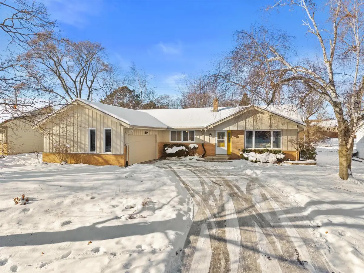 8155 N Mohawk ROAD, Fox Point, WI 53217 - Image #1