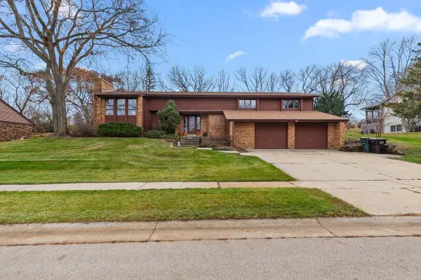 727 Browning CIRCLE, Oconomowoc, WI 53066