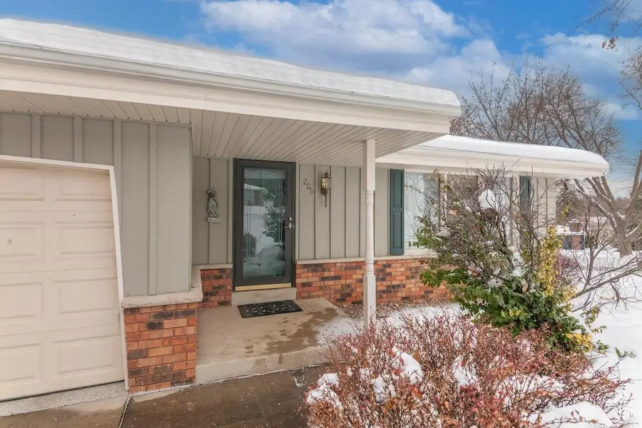 205 Crestwood DRIVE, Waukesha, WI 53188 - Image #3