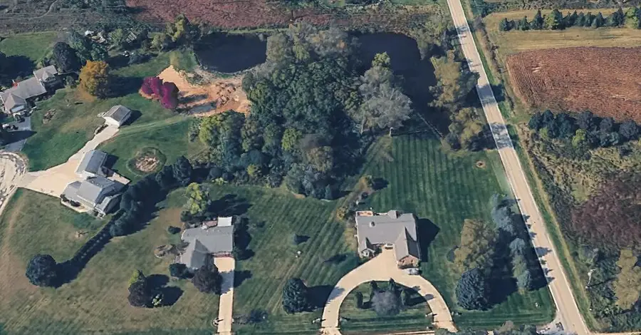 2075 Parkwood COURT, Grafton, WI 53024 - Image #2