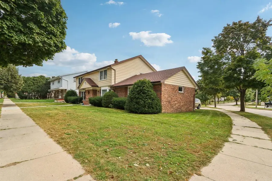 9239 W Morgan AVENUE, Milwaukee, WI 53228 - Image #2