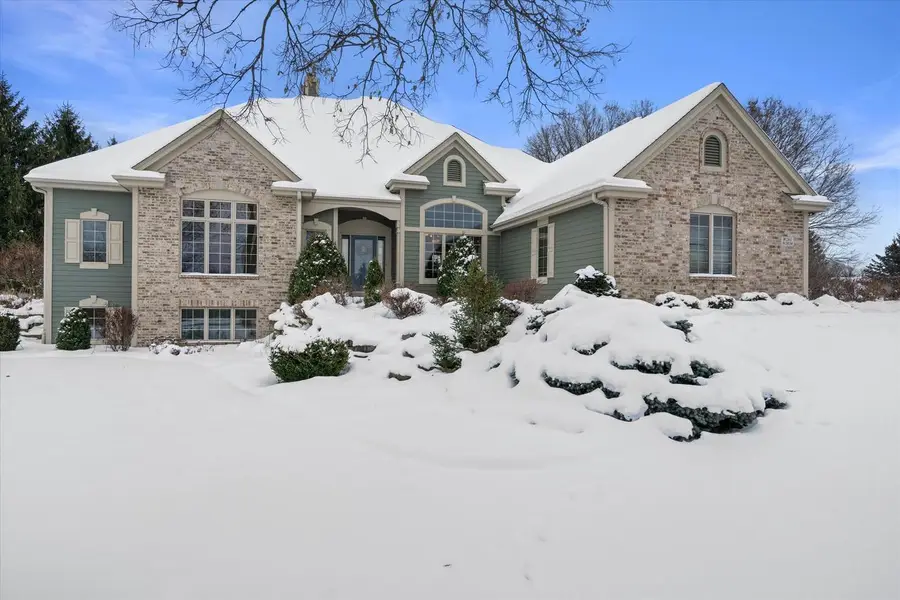 W261N2830 Woodburne COURT, Pewaukee, WI 53072 - Image #2