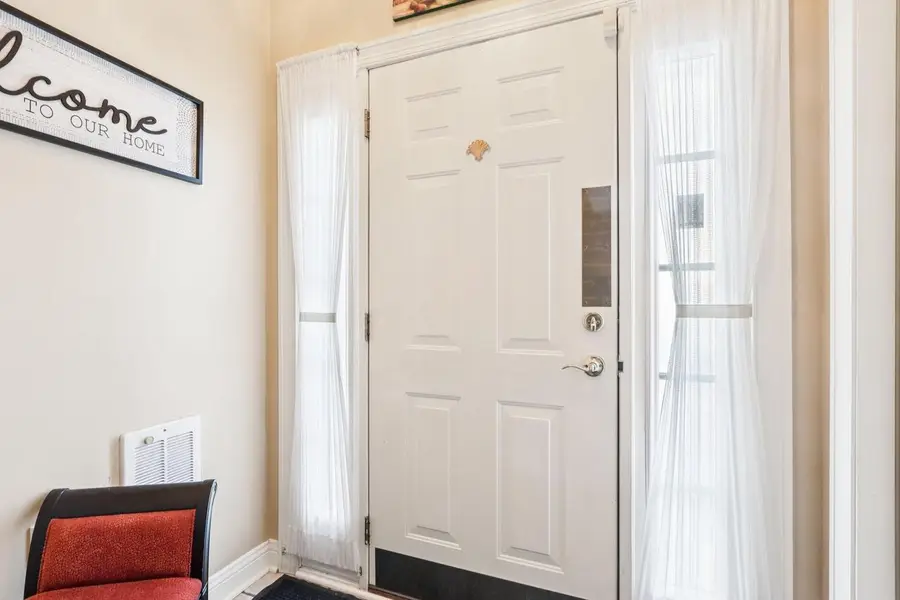 8648 S Roxbury WAY, Oak Creek, WI 53154 - Image #2