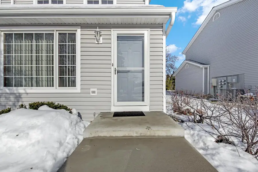 10320 W Whitnall Edge CIRCLE #A, Franklin, WI 53132 - Image #2