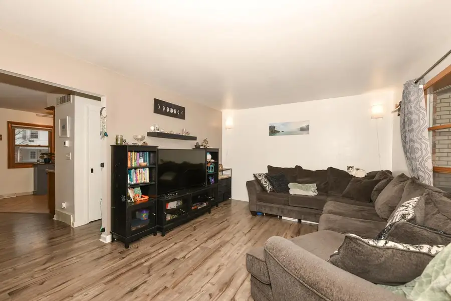 5075 W Colonial COURT, Greenfield, WI 53220 - Image #3