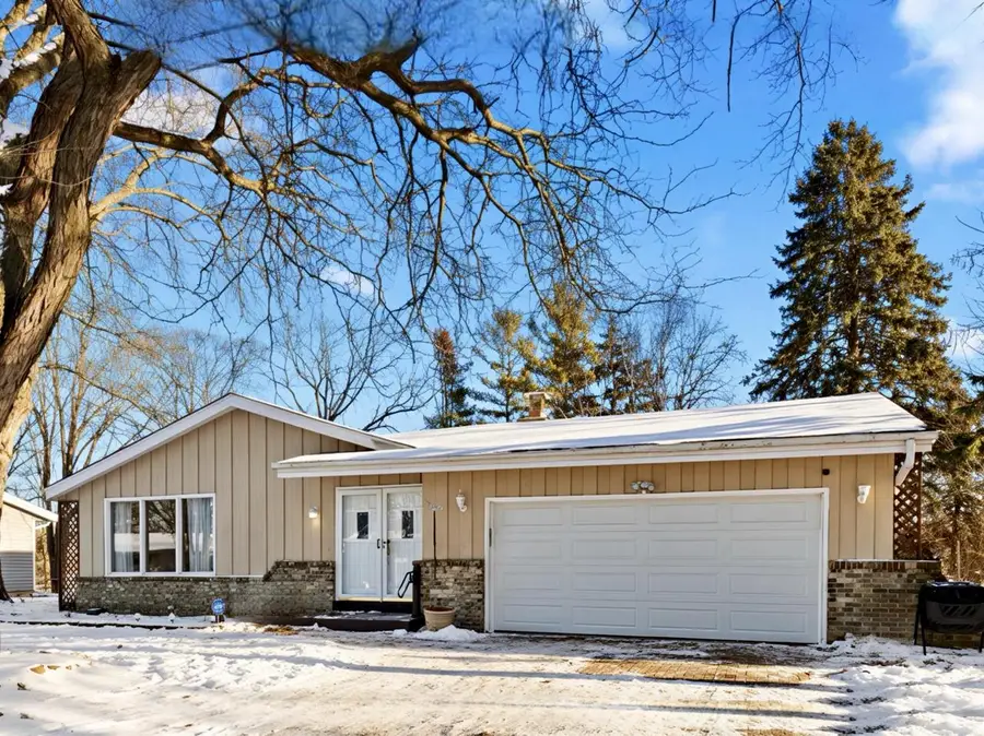 1929 Sunnyside DRIVE, Waukesha, WI 53186 - Image #2