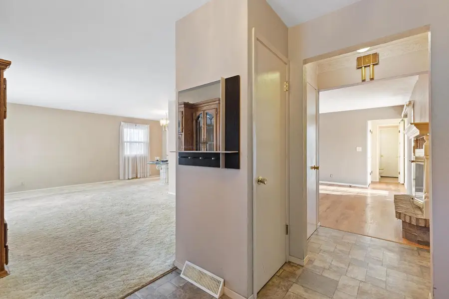 1929 Sunnyside DRIVE, Waukesha, WI 53186 - Image #3