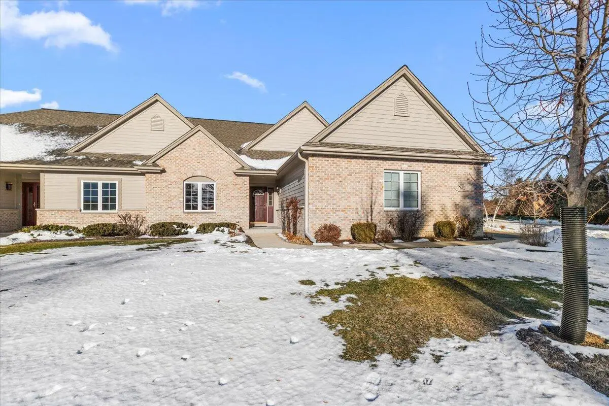 N58W5232 Highland Crossings CIRCLE, Cedarburg, WI 53012 - Image #1