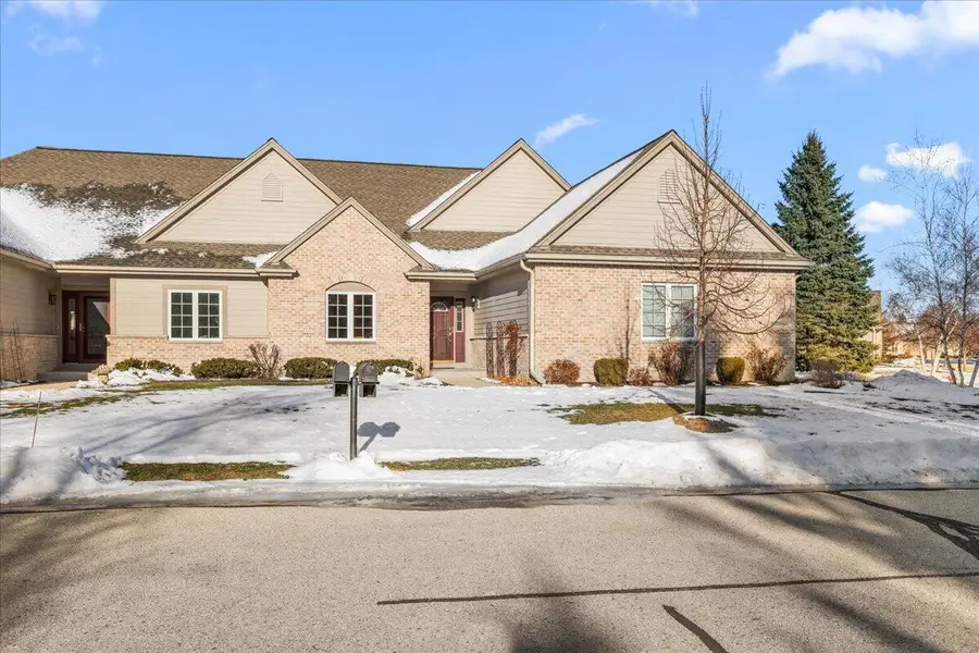 N58W5232 Highland Crossings CIRCLE, Cedarburg, WI 53012 - Image #2
