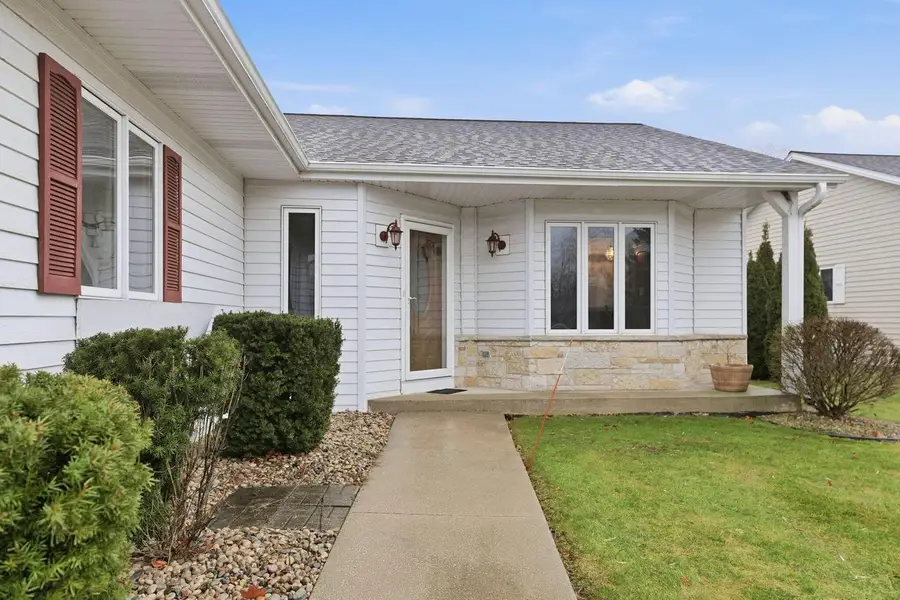 4547 W Maplewood DRIVE, Greenfield, WI 53220 - Image #2