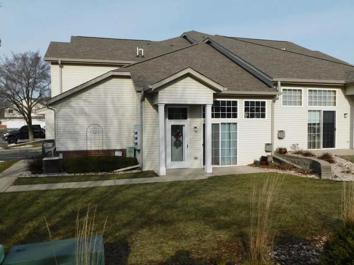 2412 Fox River PARKWAY #L, Waukesha, WI 53189 - Image #1