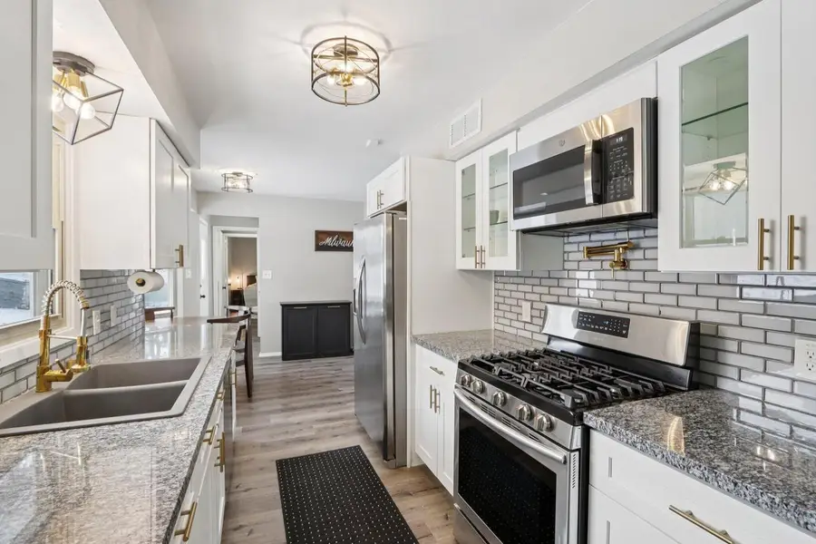 2117 Sunnyside DRIVE, Waukesha, WI 53186 - Image #2