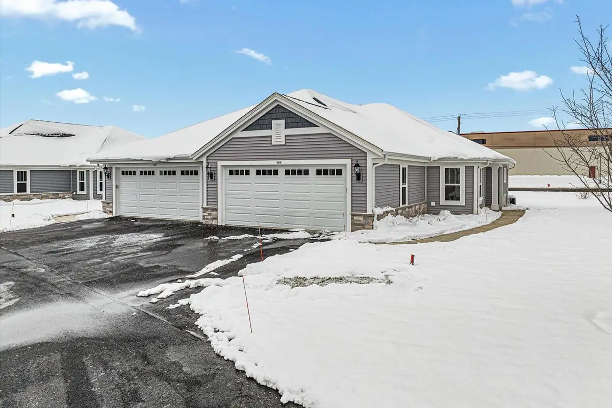 508 Hunter Oaks BOULEVARD #902, Watertown, WI 53094 - Image #1