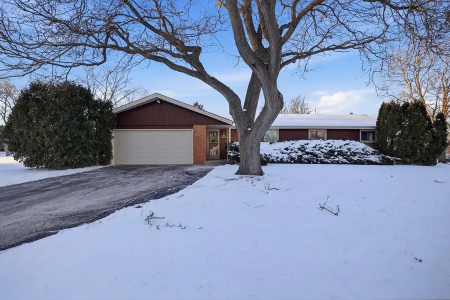 N72W15292 Patio COURT, Menomonee Falls, WI 53051 - Image #2