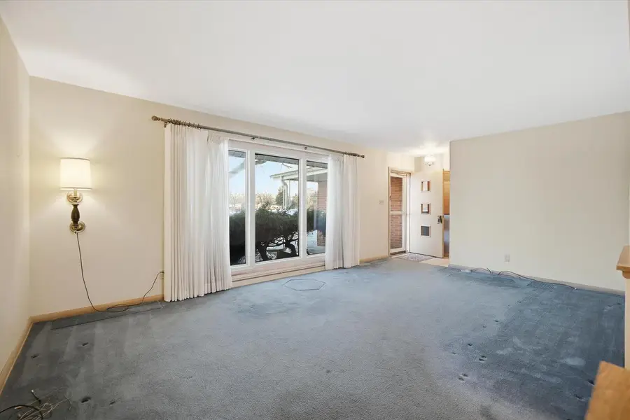 N72W15292 Patio COURT, Menomonee Falls, WI 53051 - Image #3