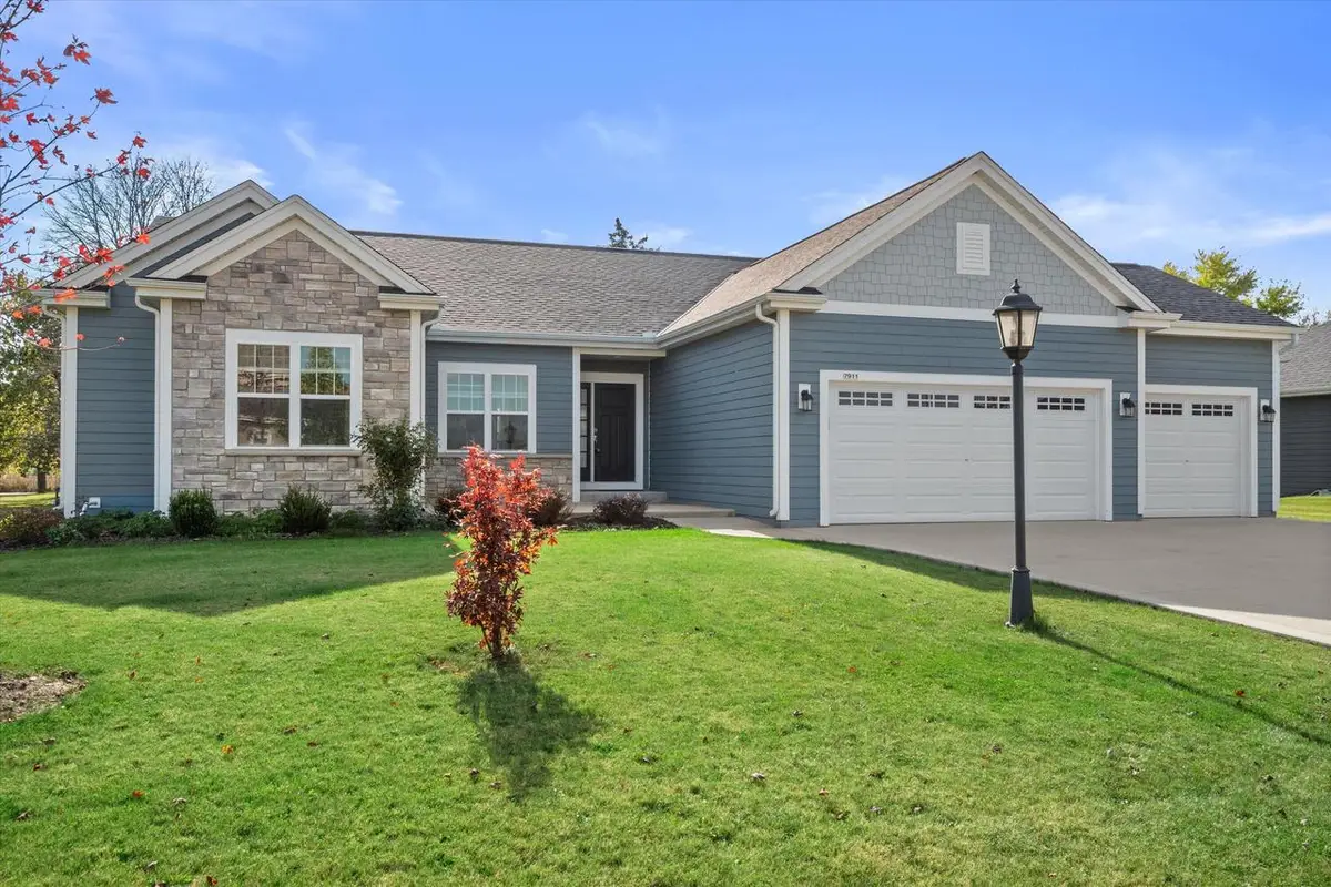 7911 W Oakwood WAY, Franklin, WI 53132 - #1