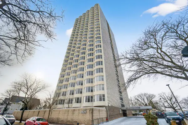 2525 S Shore DRIVE #11B, Milwaukee, WI 53207