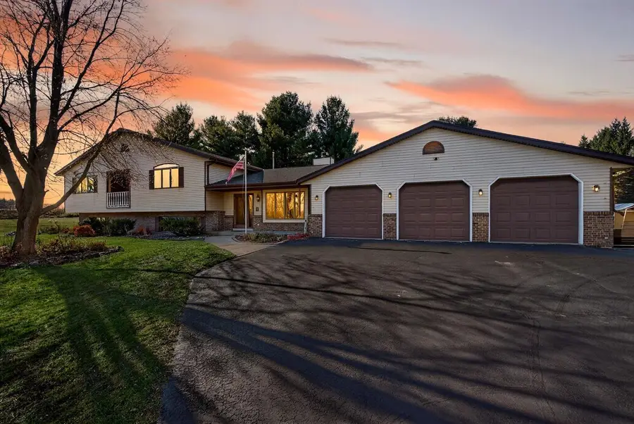 7009 Barber CIRCLE, West Bend, WI 53090 - Image #3