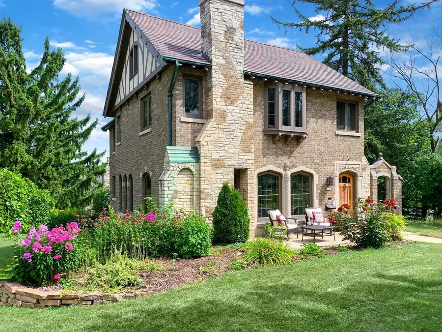 6742 Hillcrest DRIVE, Wauwatosa, WI 53213 - Image #2