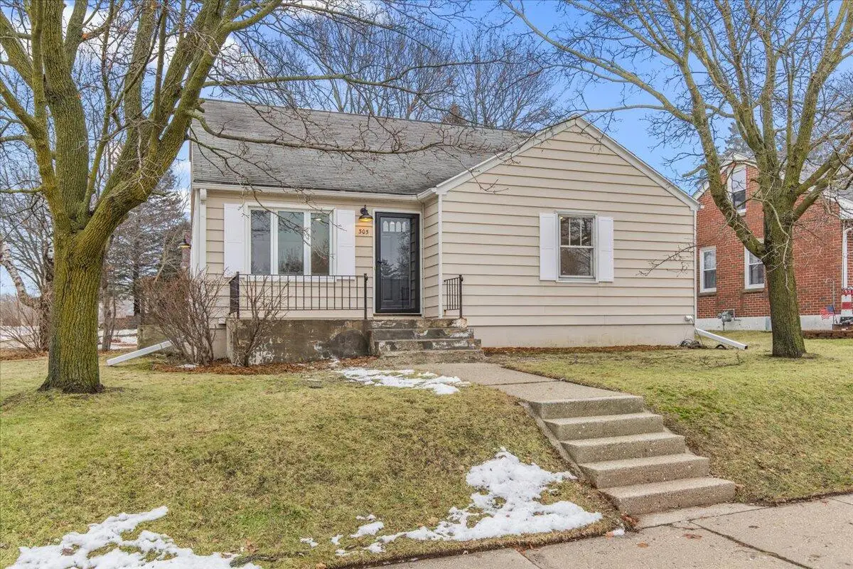 305 S Silverbrook DRIVE, West Bend, WI 53095 - Image #1