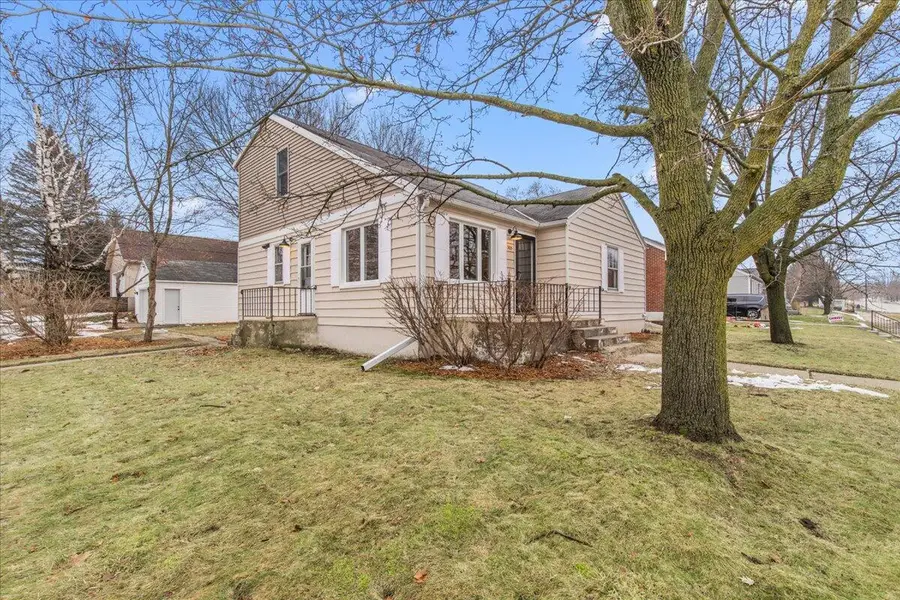 305 S Silverbrook DRIVE, West Bend, WI 53095 - Image #3