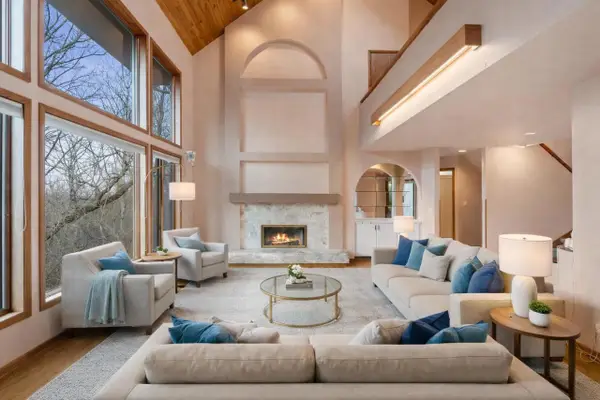 1249 N Lost Woods ROAD, Summit, WI 53066