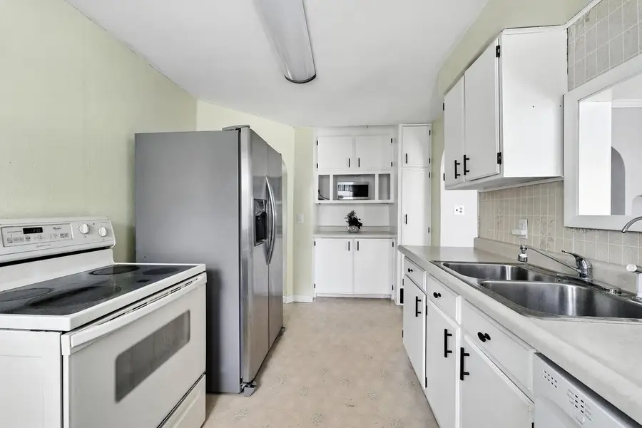 615 Roosevelt DRIVE, West Bend, WI 53090 - Image #2