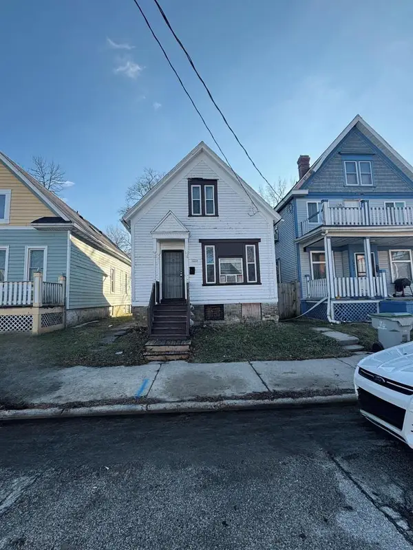 1319 W Groeling AVENUE, Milwaukee, WI 53206