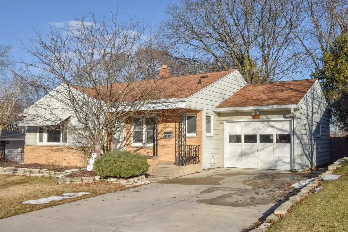 917 Lincoln DRIVE E, West Bend, WI 53095 - Image #1