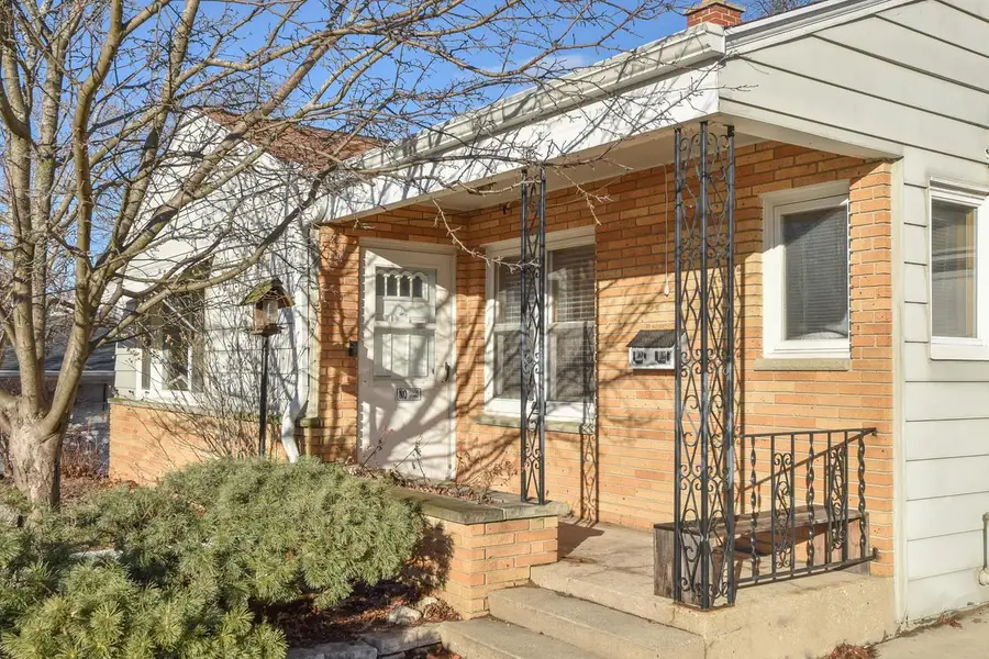 917 Lincoln DRIVE E, West Bend, WI 53095 - Image #2