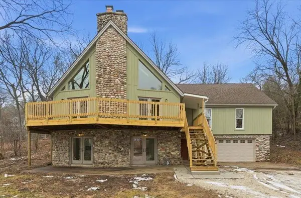 N65W30990 Beaver Lake ROAD, Hartland, WI 53029