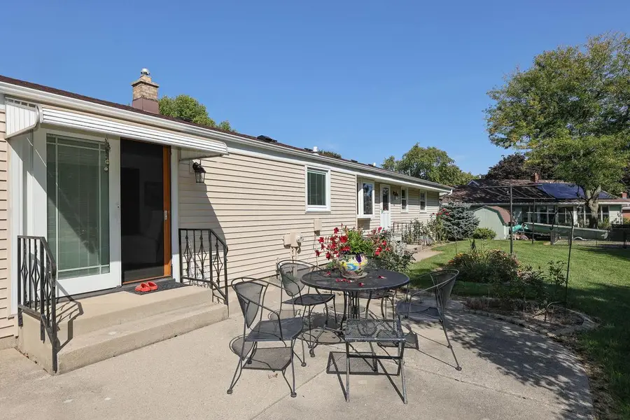 15035 W Kingsway DRIVE, New Berlin, WI 53151 - Image #3